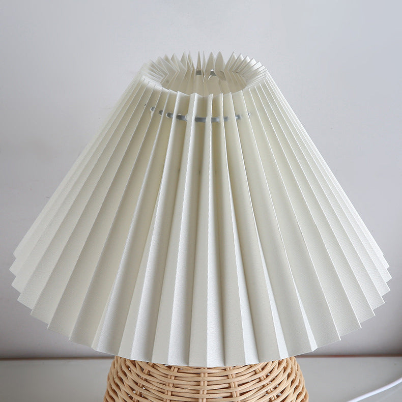 RattaLume Nordic LED Tischlampe | Geflochtenes Rattan & Faltstoffschirm | Stimmungslicht | Deko fürs Schlafzimmer
