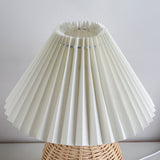 RattaLume Nordic LED Tischlampe | Geflochtenes Rattan & Faltstoffschirm | Stimmungslicht | Deko fürs Schlafzimmer