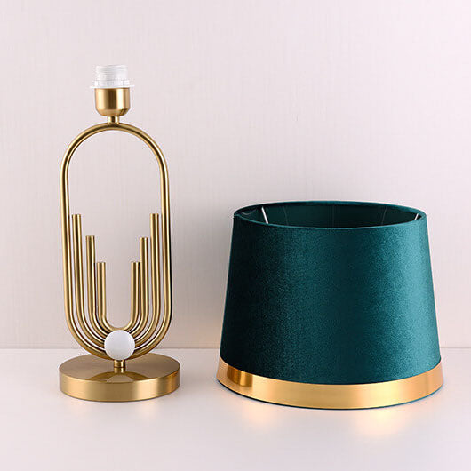 LustreOval Tischlampe | Modernes Luxusdesign | Goldene Ovalbasis & Stoffschirm | 1-Licht Tischleuchte für stilvolle Räume