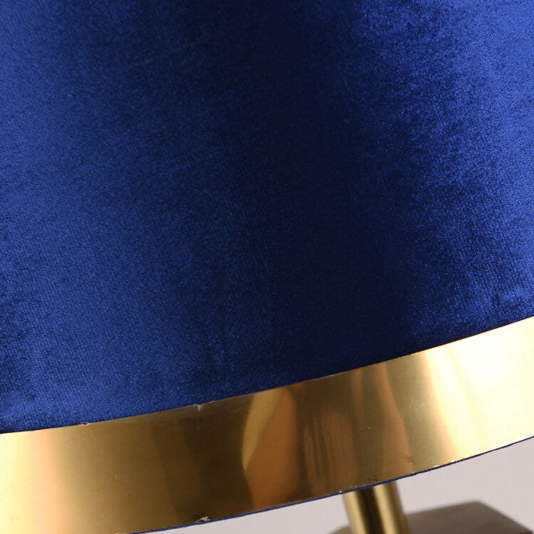 LustreOval Tischlampe | Modernes Luxusdesign | Goldene Ovalbasis & Stoffschirm | 1-Licht Tischleuchte für stilvolle Räume