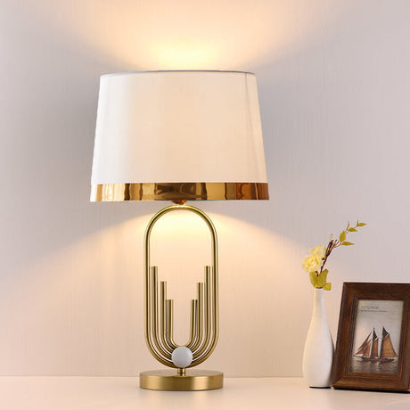 LustreOval Tischlampe | Modernes Luxusdesign | Goldene Ovalbasis & Stoffschirm | 1-Licht Tischleuchte für stilvolle Räume