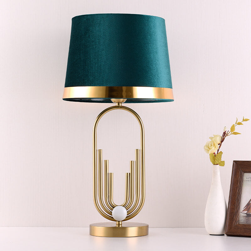 LustreOval Tischlampe | Modernes Luxusdesign | Goldene Ovalbasis & Stoffschirm | 1-Licht Tischleuchte für stilvolle Räume