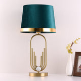 LustreOval Tischlampe | Modernes Luxusdesign | Goldene Ovalbasis & Stoffschirm | 1-Licht Tischleuchte für stilvolle Räume