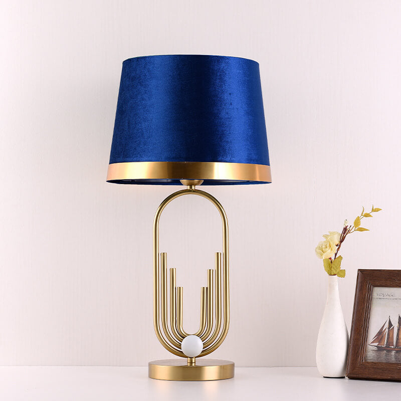 LustreOval Tischlampe | Modernes Luxusdesign | Goldene Ovalbasis & Stoffschirm | 1-Licht Tischleuchte für stilvolle Räume