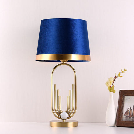 LustreOval Tischlampe | Modernes Luxusdesign | Goldene Ovalbasis & Stoffschirm | 1-Licht Tischleuchte für stilvolle Räume