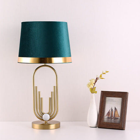 LustreOval Tischlampe | Modernes Luxusdesign | Goldene Ovalbasis & Stoffschirm | 1-Licht Tischleuchte für stilvolle Räume