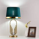 LustreOval Tischlampe | Modernes Luxusdesign | Goldene Ovalbasis & Stoffschirm | 1-Licht Tischleuchte für stilvolle Räume