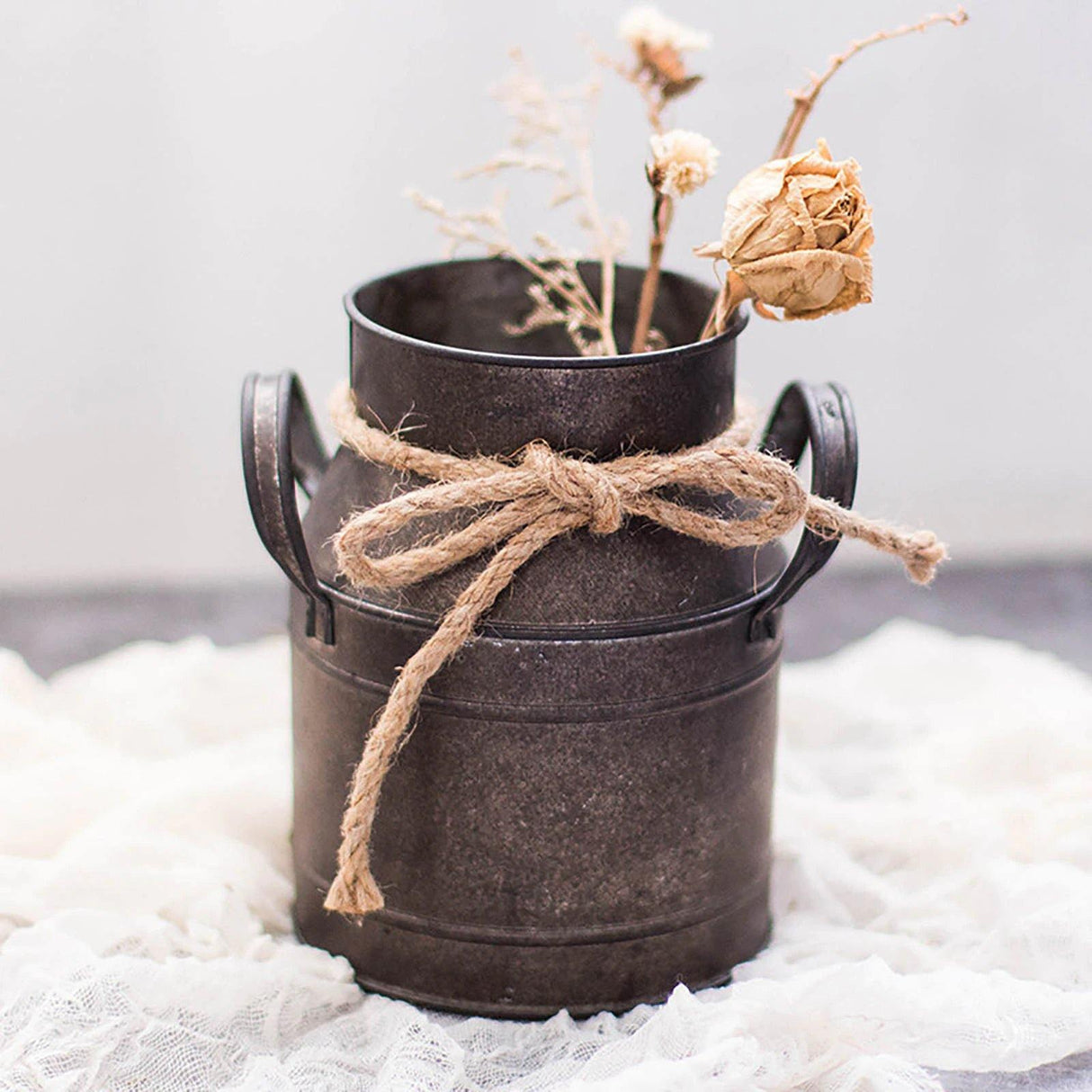 BloomTin Klassischer Eisen-Blumentopf mit Juteseil | Vintage-Design | Perfekt für Pflanzen & Deko | In Zwei Größen Erhältlich