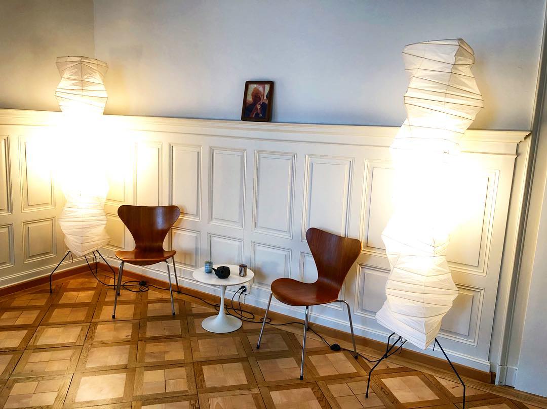 SereniLum Reispapier Stehlampe | Minimalistisches Design | Warmweißes LED-Licht | Nachhaltige Deko für Zuhause