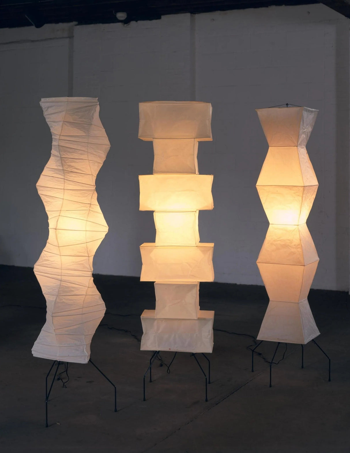 SereniLum Reispapier Stehlampe | Minimalistisches Design | Warmweißes LED-Licht | Nachhaltige Deko für Zuhause