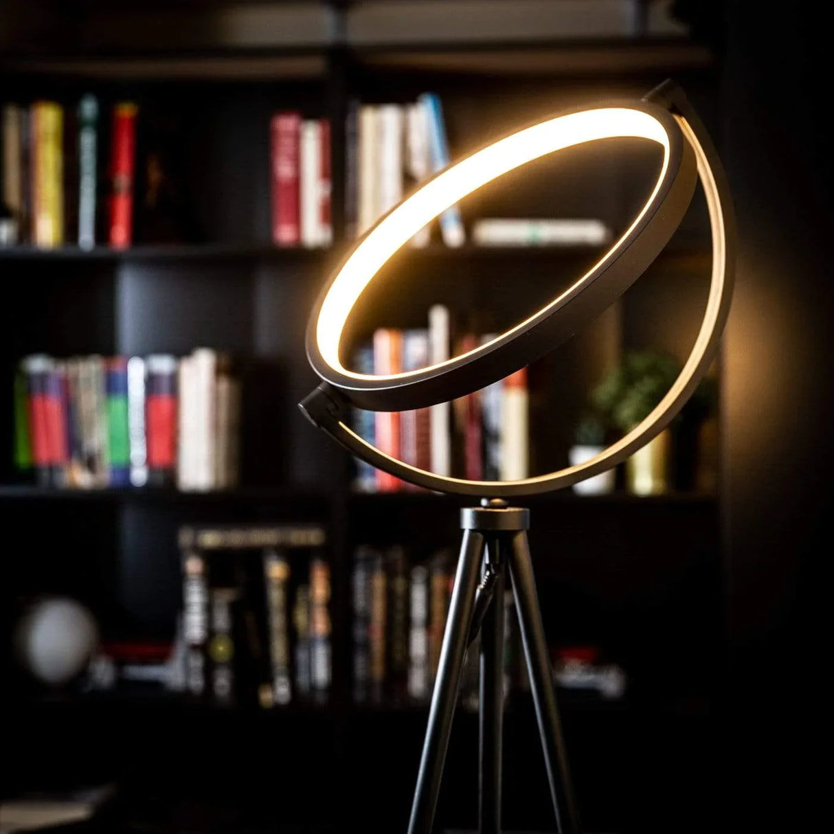 HaloLux Stehlampe mit LED | Modernes Design | Stimmungsvolle Beleuchtung für Zuhause und Büro