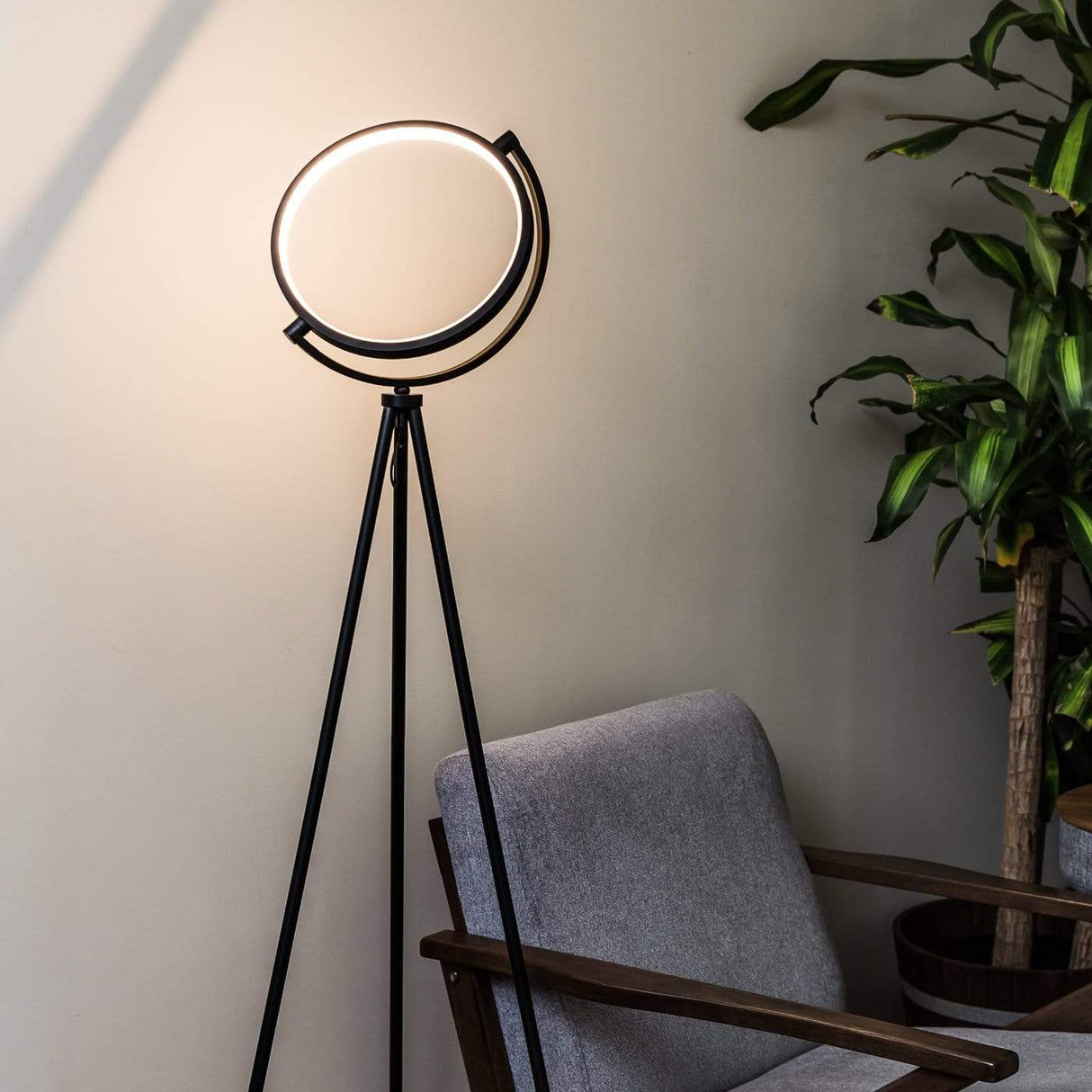 HaloLux Stehlampe mit LED | Modernes Design | Stimmungsvolle Beleuchtung für Zuhause und Büro