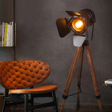 CamLume Stehlampe | Kamerainspiriertes Design | Eisen & Holz | 1 Licht | Perfekt für Wohnzimmer