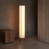 Lumura Japanische LED Stehlampe | Rechteckige Walnusssäule | Stoffschirm | Warmes Licht für Wohnzimmer