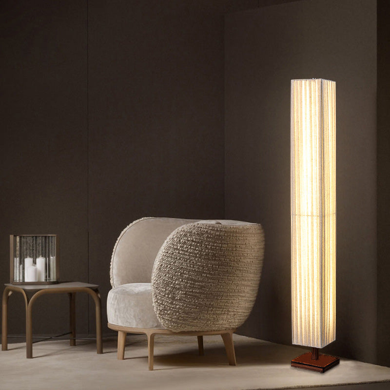 Lumura Japanische LED Stehlampe | Rechteckige Walnusssäule | Stoffschirm | Warmes Licht für Wohnzimmer