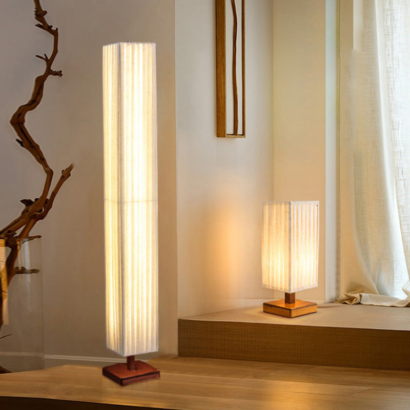 Lumura Japanische LED Stehlampe | Rechteckige Walnusssäule | Stoffschirm | Warmes Licht für Wohnzimmer