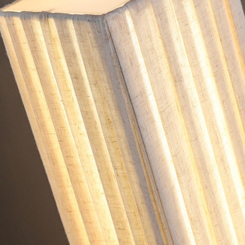 Lumura Japanische LED Stehlampe | Rechteckige Walnusssäule | Stoffschirm | Warmes Licht für Wohnzimmer