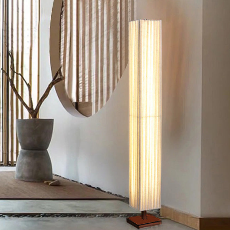 Lumura Japanische LED Stehlampe | Rechteckige Walnusssäule | Stoffschirm | Warmes Licht für Wohnzimmer