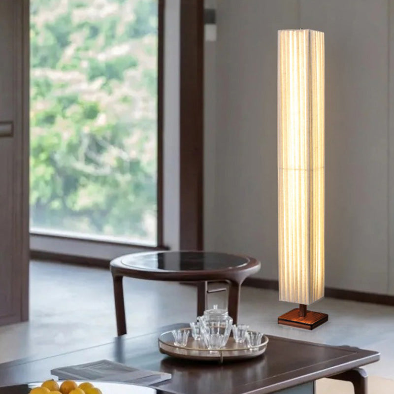 Lumura Japanische LED Stehlampe | Rechteckige Walnusssäule | Stoffschirm | Warmes Licht für Wohnzimmer