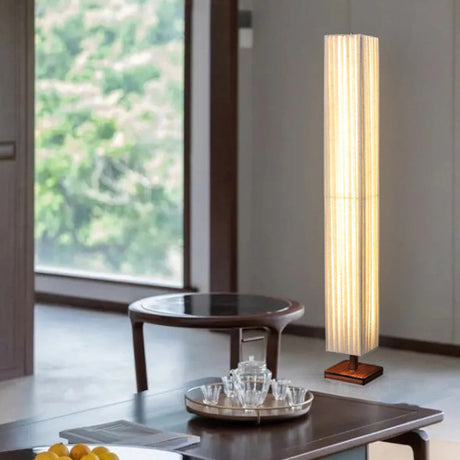 Lumura Japanische LED Stehlampe | Rechteckige Walnusssäule | Stoffschirm | Warmes Licht für Wohnzimmer