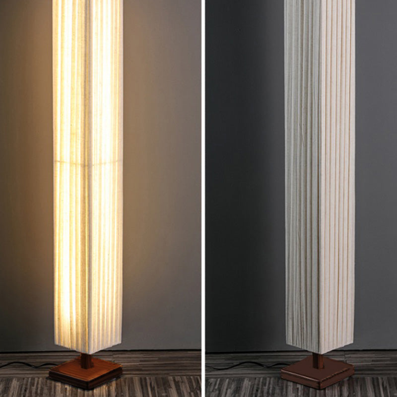 Lumura Japanische LED Stehlampe | Rechteckige Walnusssäule | Stoffschirm | Warmes Licht für Wohnzimmer