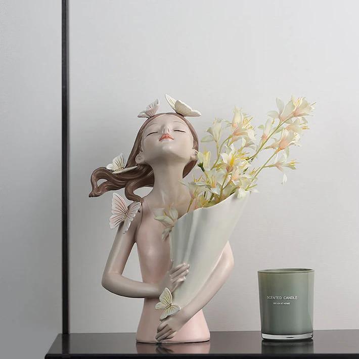 ButterflyAura Mädchenfigur Deko | Stilvolle Schmetterlings-Mädchen Ornamente | Vase & Tablett Design