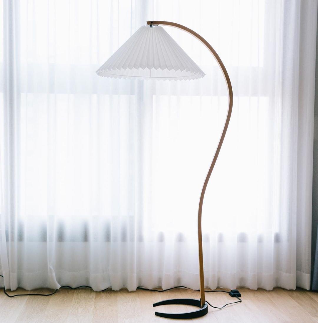 LunaArch Stehleuchte im Caprani Design | LED Beleuchtung | Modernes Holz-Look | Elegante Wohnraum-Deko