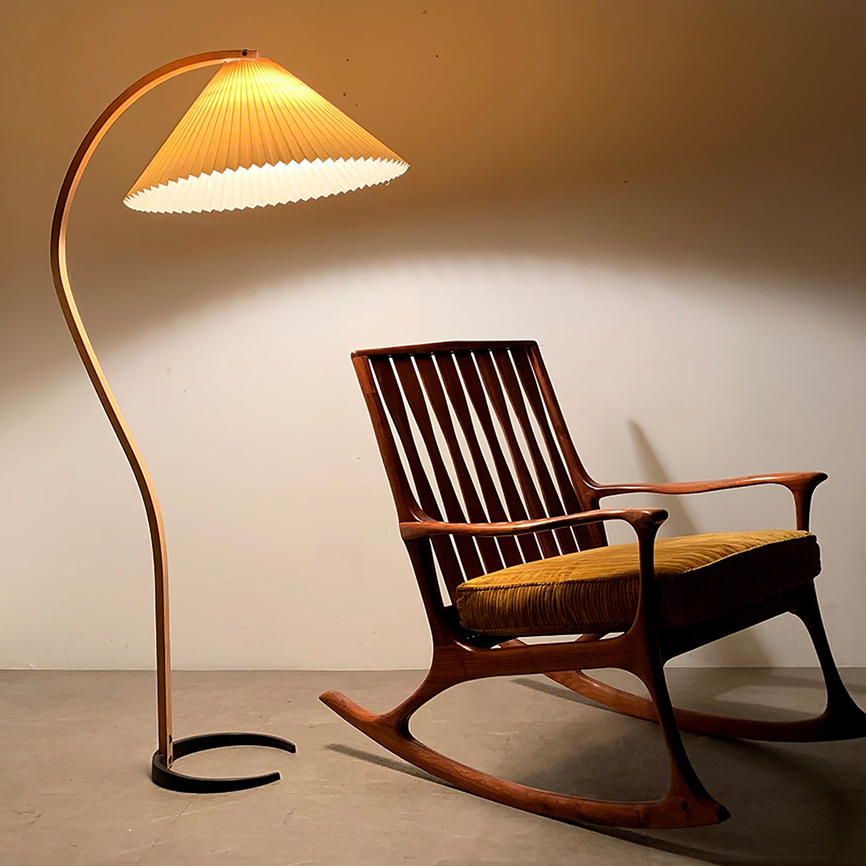 LunaArch Stehleuchte im Caprani Design | LED Beleuchtung | Modernes Holz-Look | Elegante Wohnraum-Deko