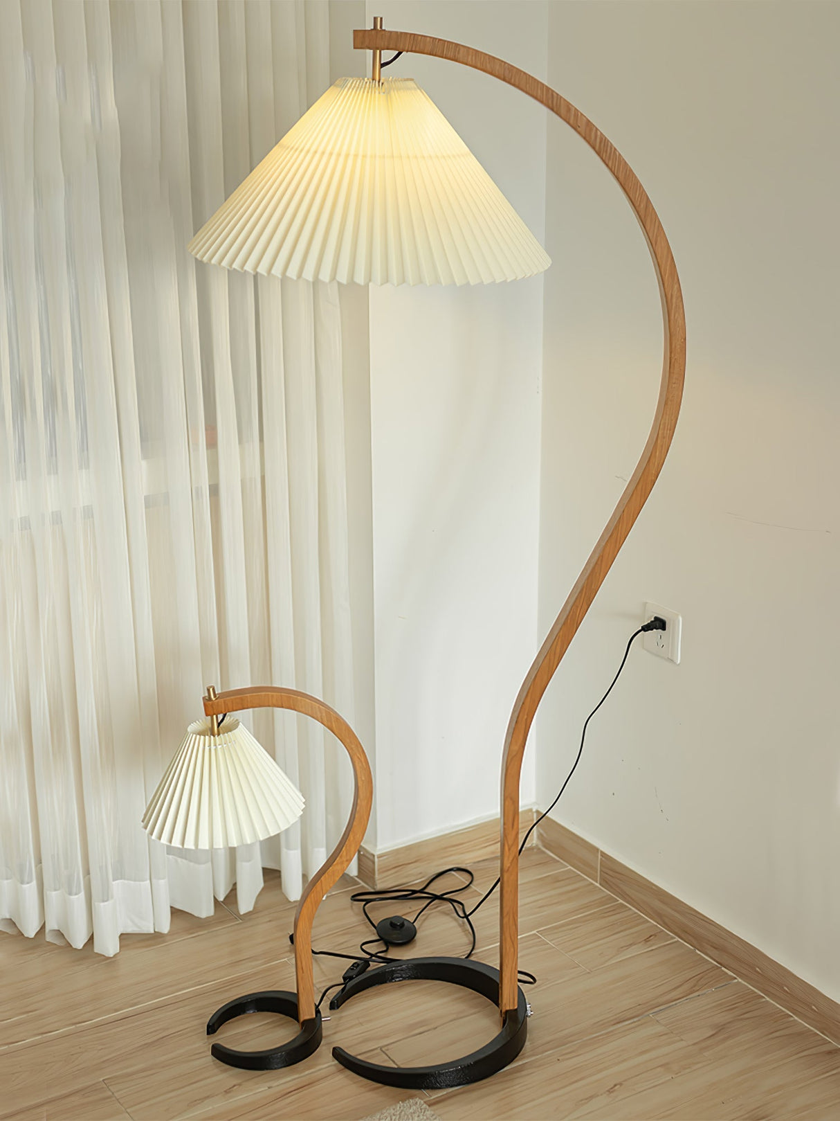 LunaArch Stehleuchte im Caprani Design | LED Beleuchtung | Modernes Holz-Look | Elegante Wohnraum-Deko