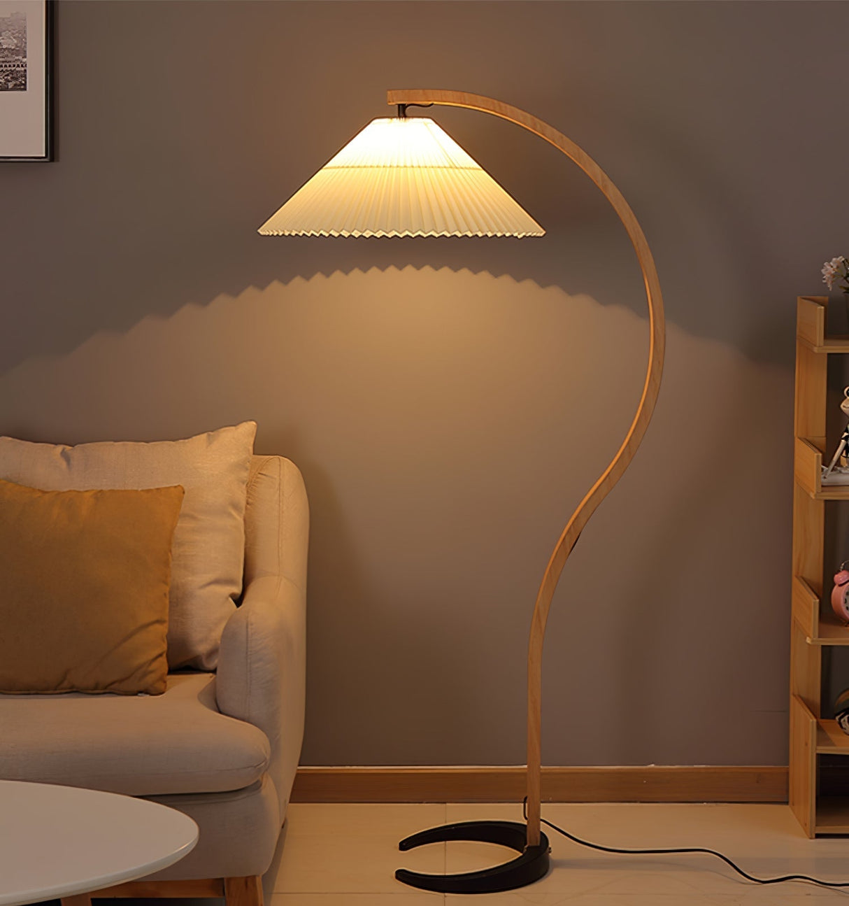LunaArch Stehleuchte im Caprani Design | LED Beleuchtung | Modernes Holz-Look | Elegante Wohnraum-Deko