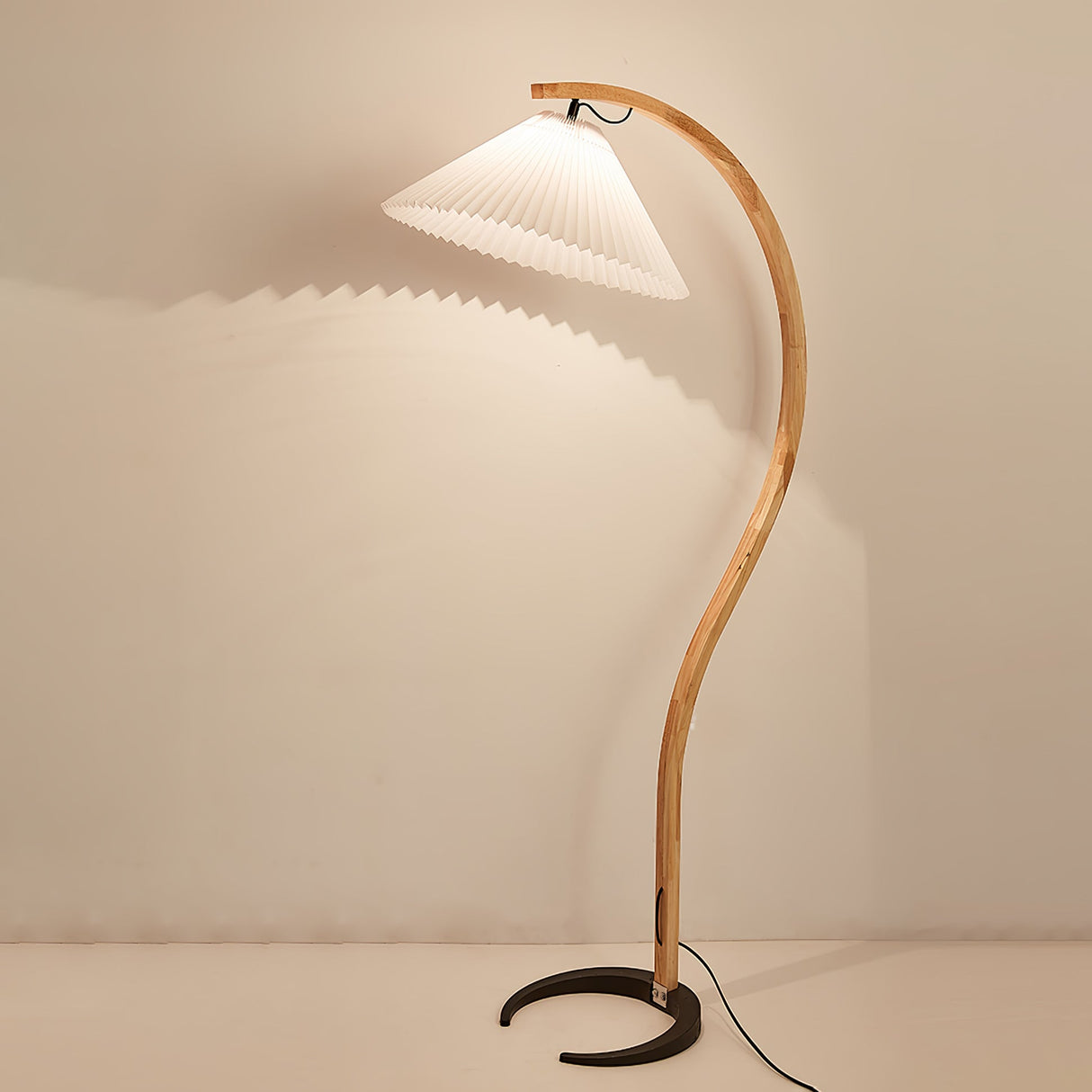 LunaArch Stehleuchte im Caprani Design | LED Beleuchtung | Modernes Holz-Look | Elegante Wohnraum-Deko