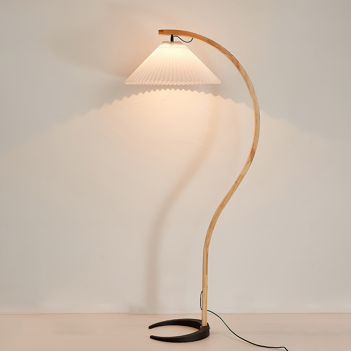 LunaArch Stehleuchte im Caprani Design | LED Beleuchtung | Modernes Holz-Look | Elegante Wohnraum-Deko