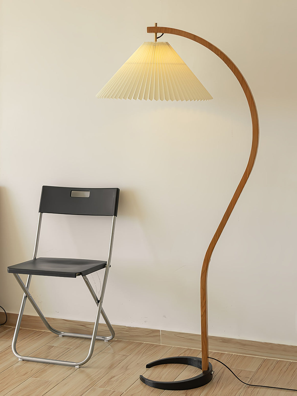LunaArch Stehleuchte im Caprani Design | LED Beleuchtung | Modernes Holz-Look | Elegante Wohnraum-Deko