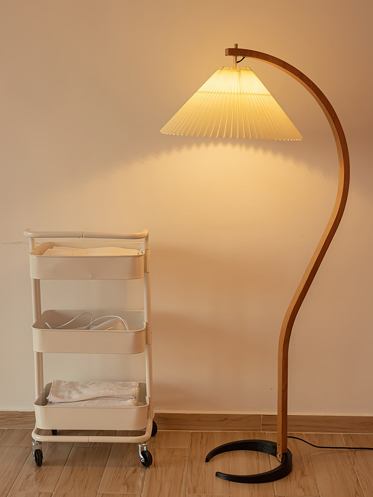 LunaArch Stehleuchte im Caprani Design | LED Beleuchtung | Modernes Holz-Look | Elegante Wohnraum-Deko