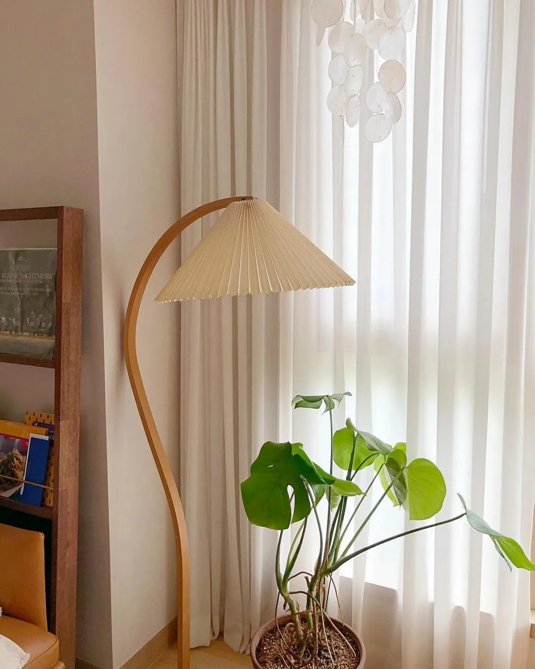 LunaArch Stehleuchte im Caprani Design | LED Beleuchtung | Modernes Holz-Look | Elegante Wohnraum-Deko