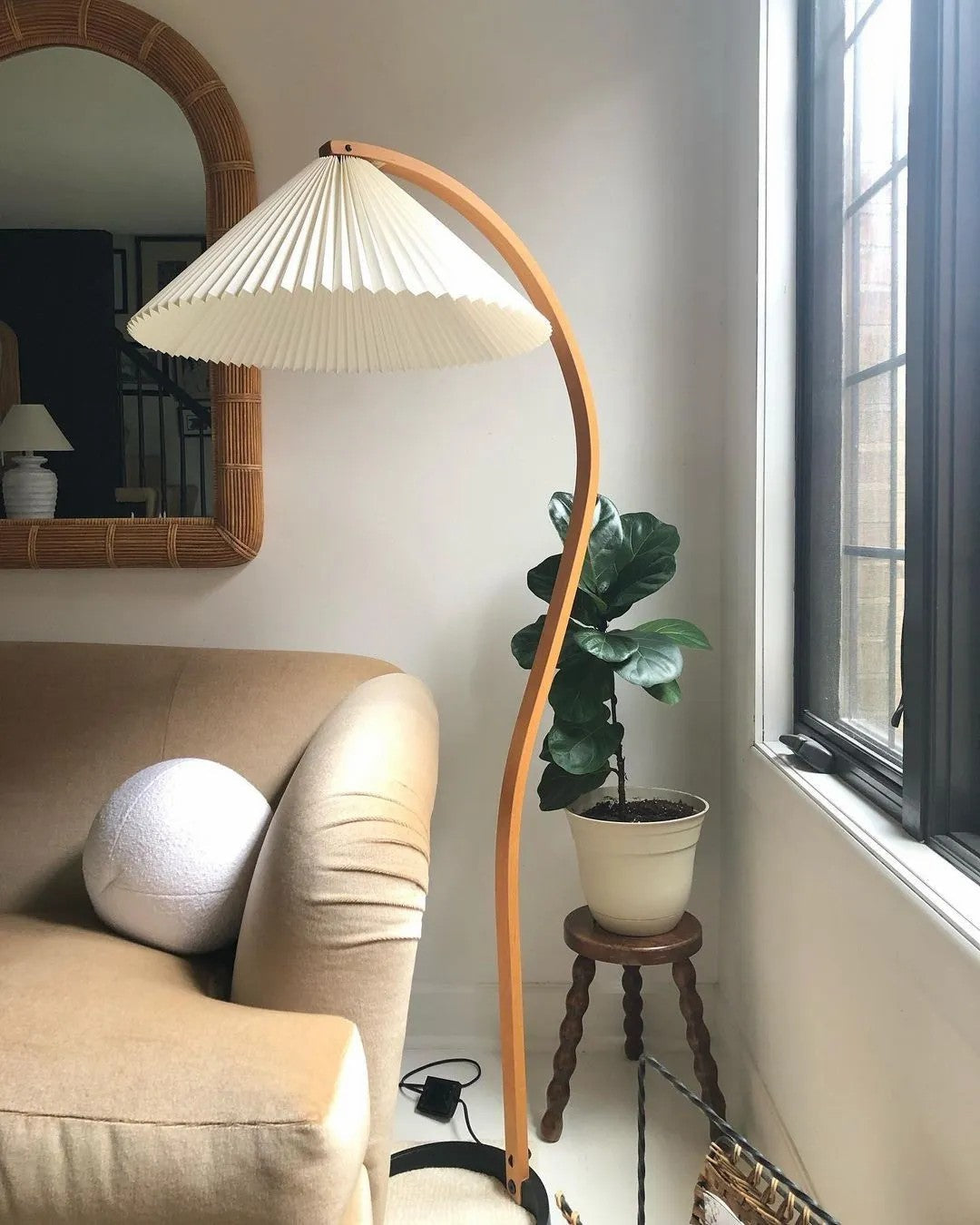 LunaArch Stehleuchte im Caprani Design | LED Beleuchtung | Modernes Holz-Look | Elegante Wohnraum-Deko