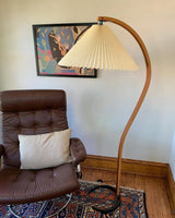 LunaArch Stehleuchte im Caprani Design | LED Beleuchtung | Modernes Holz-Look | Elegante Wohnraum-Deko