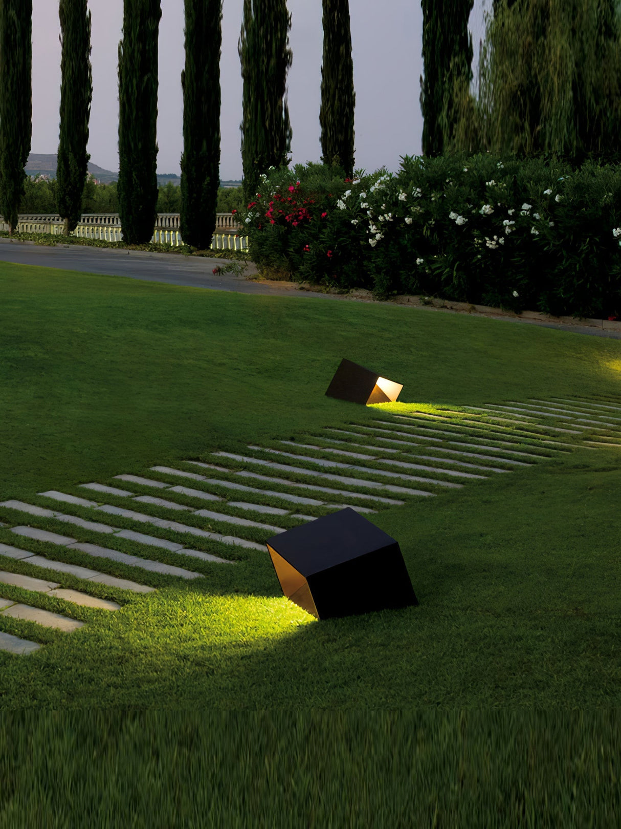 SolaraCube Solar Außenleuchte | LED Gartenbeleuchtung | Wasserdicht | Energiesparend | Dekorative Gartenbeleuchtung für Terrasse & Balkon