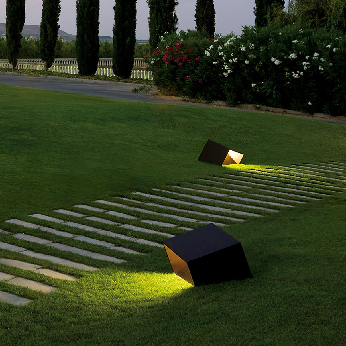 SolaraCube Solar Außenleuchte | LED Gartenbeleuchtung | Wasserdicht | Energiesparend | Dekorative Gartenbeleuchtung für Terrasse & Balkon