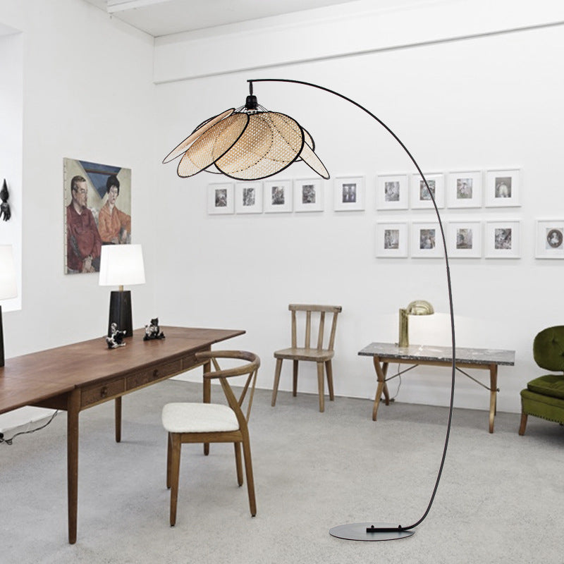 BaskLoom Rattan Wicker Stehlampe | Handgefertigtes Design | Natürliche Beleuchtung für Zuhause