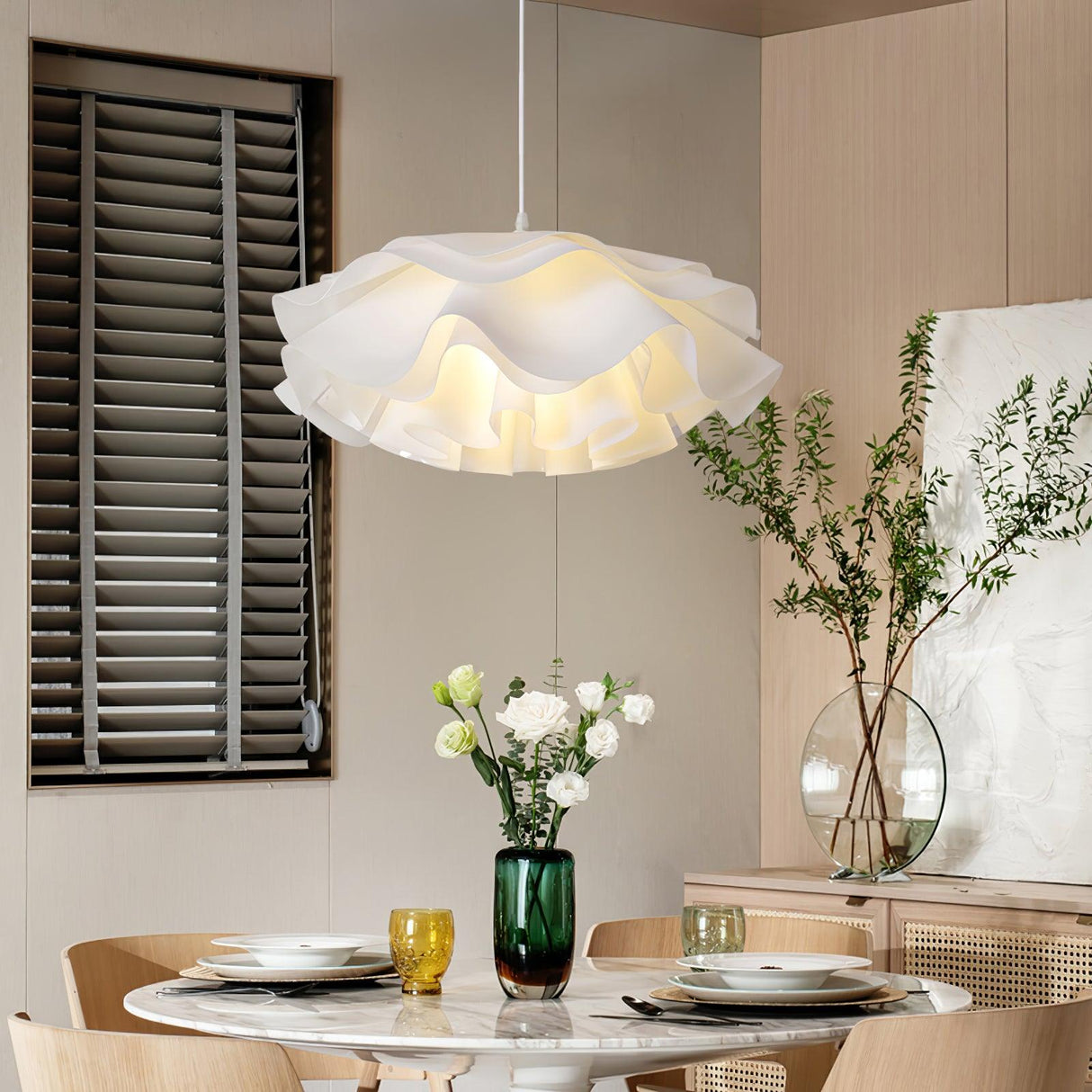 FloraLume Pendelleuchte in Blumenform | Weiße Hängelampe | Elegantes Design | LED-kompatibel