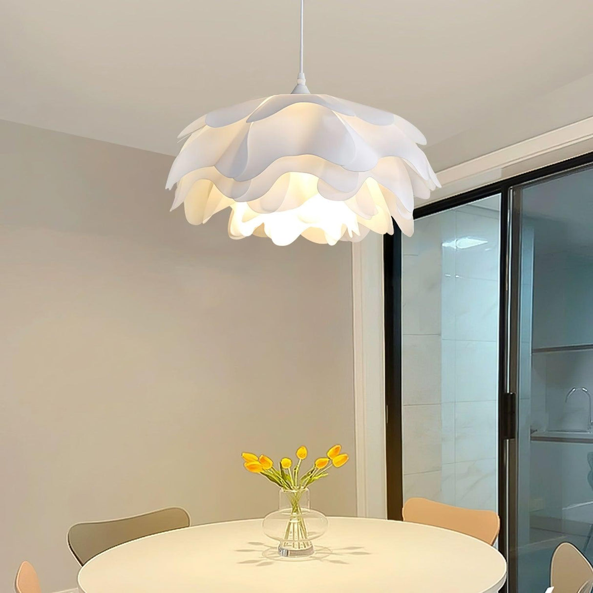 FloraLume Pendelleuchte in Blumenform | Weiße Hängelampe | Elegantes Design | LED-kompatibel
