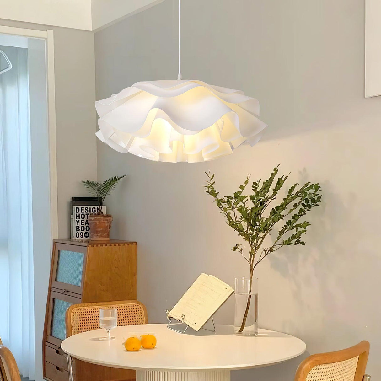 FloraLume Pendelleuchte in Blumenform | Weiße Hängelampe | Elegantes Design | LED-kompatibel