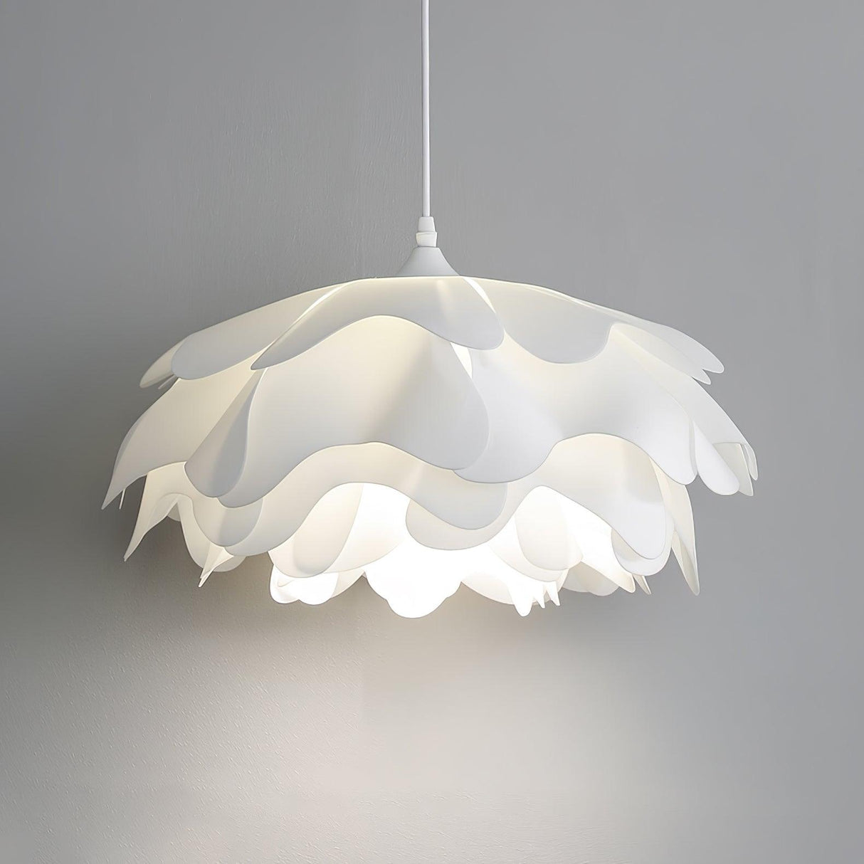 FloraLume Pendelleuchte in Blumenform | Weiße Hängelampe | Elegantes Design | LED-kompatibel