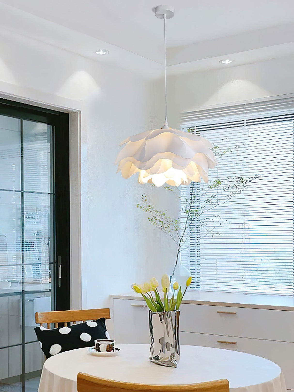 FloraLume Pendelleuchte in Blumenform | Weiße Hängelampe | Elegantes Design | LED-kompatibel