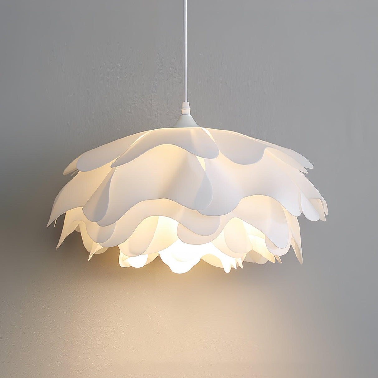 FloraLume Pendelleuchte in Blumenform | Weiße Hängelampe | Elegantes Design | LED-kompatibel
