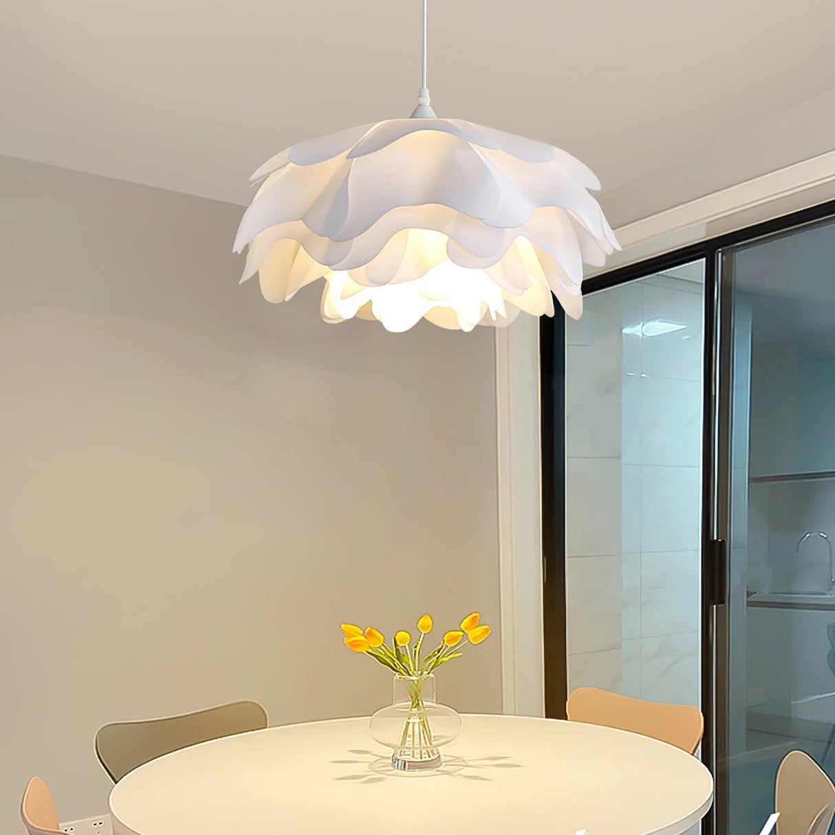 FloraLume Pendelleuchte in Blumenform | Weiße Hängelampe | Elegantes Design | LED-kompatibel