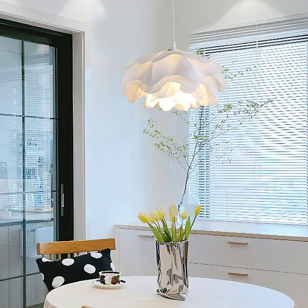 FloraLume Pendelleuchte in Blumenform | Weiße Hängelampe | Elegantes Design | LED-kompatibel