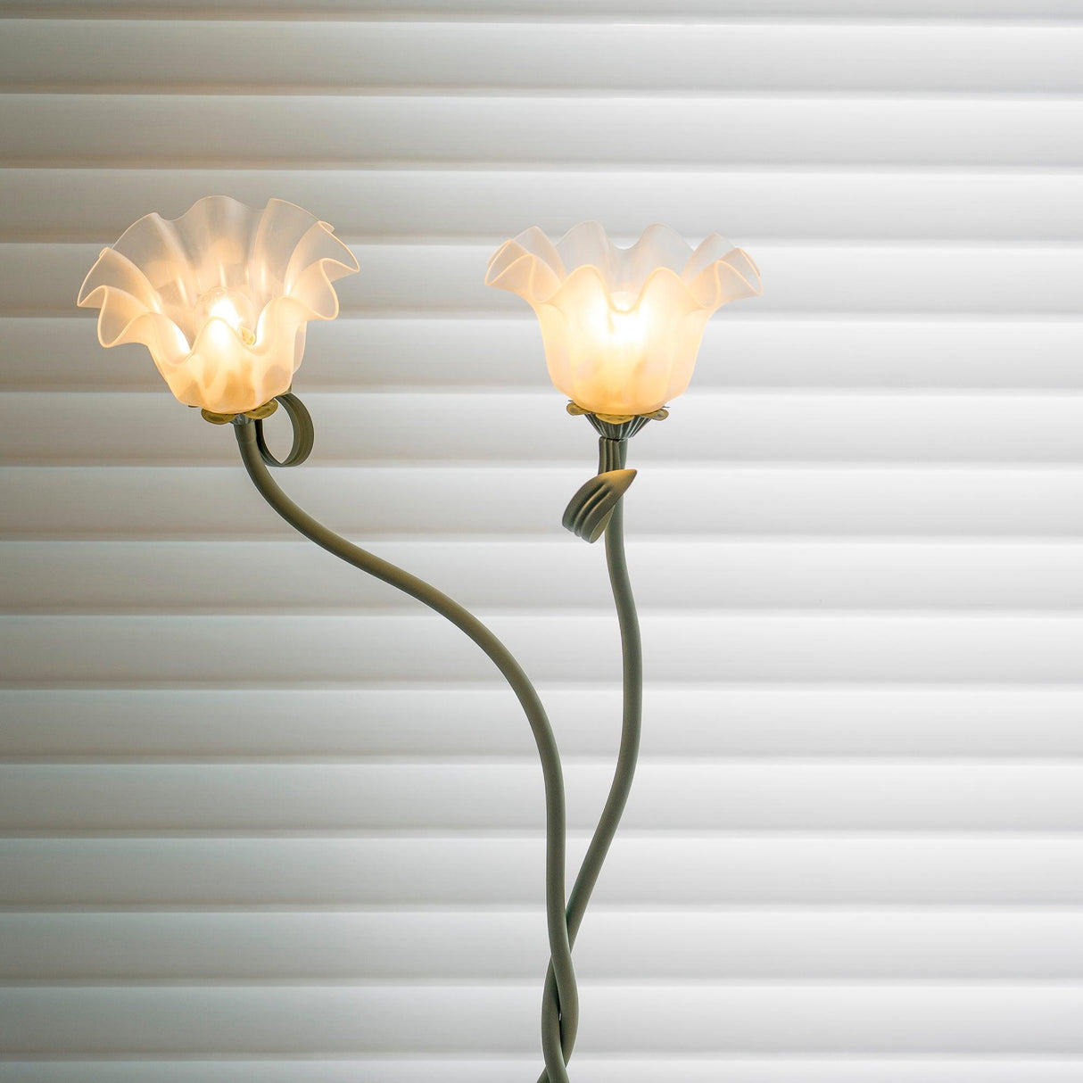 FloraGlow Calla Blumen Stehleuchte | Elegantes Design | LED Beleuchtung | Dekorative Innenleuchte