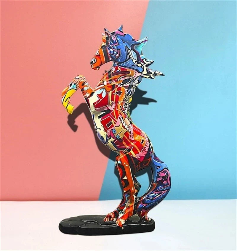 GraffiHorse Künstlerische Pferdestatuette | Graffiti Dekofigur | Skulptur für Wohnzimmer & Moderne Inneneinrichtung | Ästhetisches Highlight